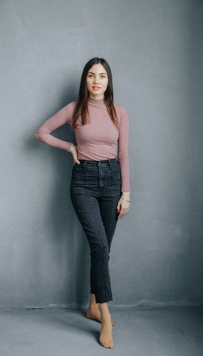 Girl wear black jeans with pink shirt